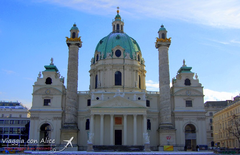 Nel cuore di Karlsplatz sorge la Karlskirche, la Chiesa dedicata a San Carlo Borromeo