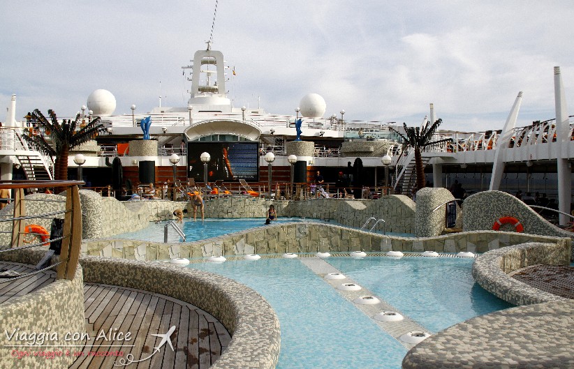 Andiamo alla scoperta di MSC Splendida: al ponte 14 troviamo piscine e vasche idromassaggio!