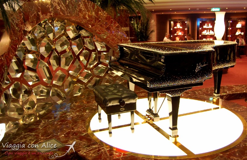 Sulla hall centrale della nave si affacciano negozi e boutique 