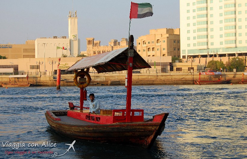 Gli abra, piccole imbarcazioni in legno che trasportano le persone da una sponda all'altra del fiume Creek
