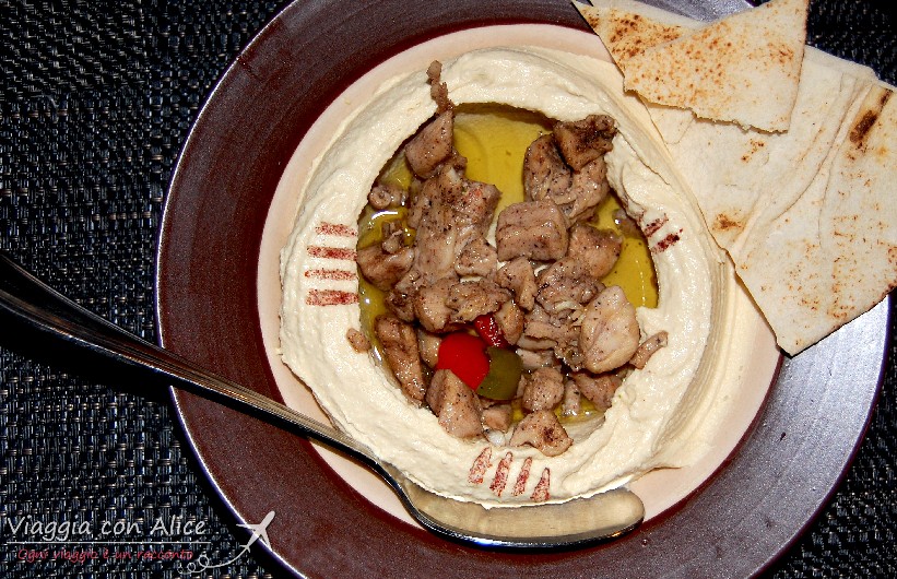 Pollo in umido alle verdure accompagnate da salsa hummus e pane azzimo