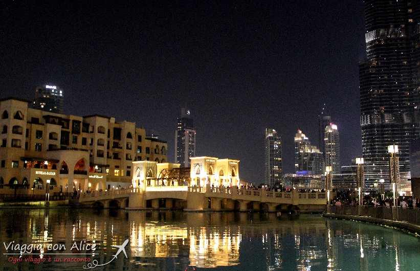 Alcuni dei locali della piazza antistante al Burj Khalifa che ospita il Burj Lake