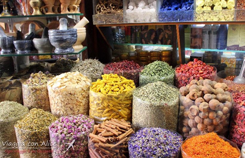Bancarelle di spezie e tisane nei souq di Bur Dubai, il quartiere antico di Dubai