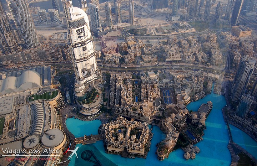 Veduta della città di Dubai dalla piattaforma panoramica del 124° piano del Burj Khalifa