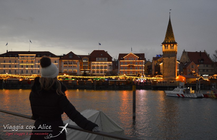 Dal molo del porto, sotto al Leone bavarese, si ammira un panorama meraviglioso sui mercatini natalizi di Lindau