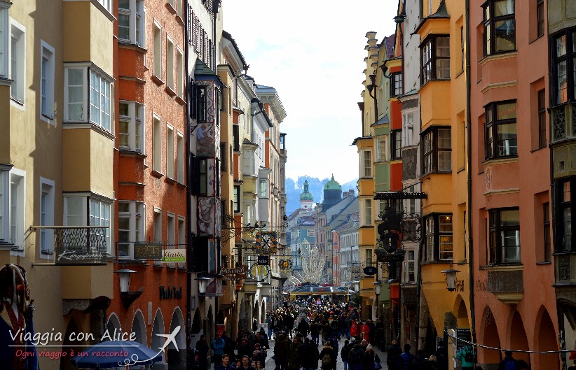 Le vie del centro storico di Innsbruck sono pronte ad accogliere il Natale con i tradizionali mercatini