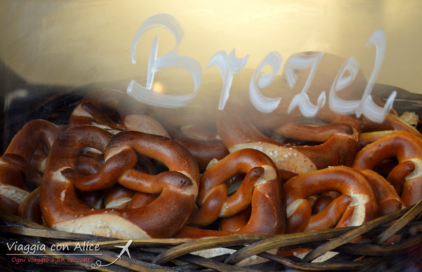 Bretzel, Krapfen ripieni, panini wurstel e crauti non mancano tra i banchetti di gastronomia locale