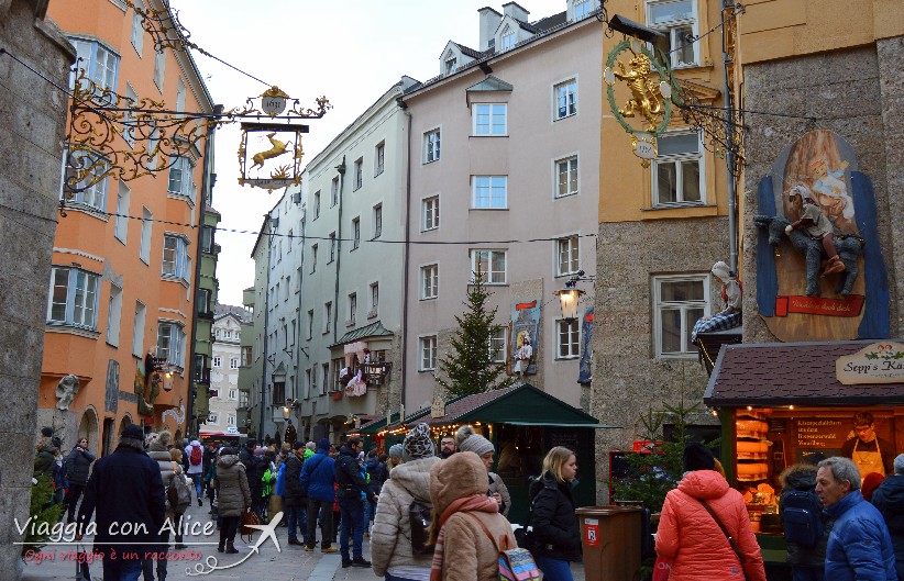 Ai margini delle strade lungo le vie delle fiabe di Innsbruck si ammirano pupazzi in pezza dei personaggi fiabeschi