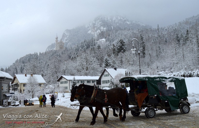 Le carrozze trainate dai cavalli permettono di raggiungere l'ingresso del Castello di Neuschwanstein