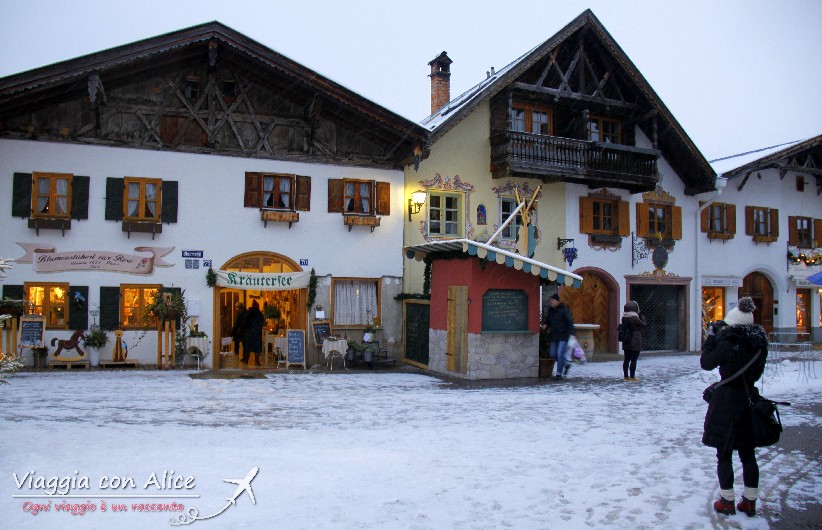 A Mittenwald, il borgo dell'arte liutaia, siamo accolti da un'abbondante nevicata