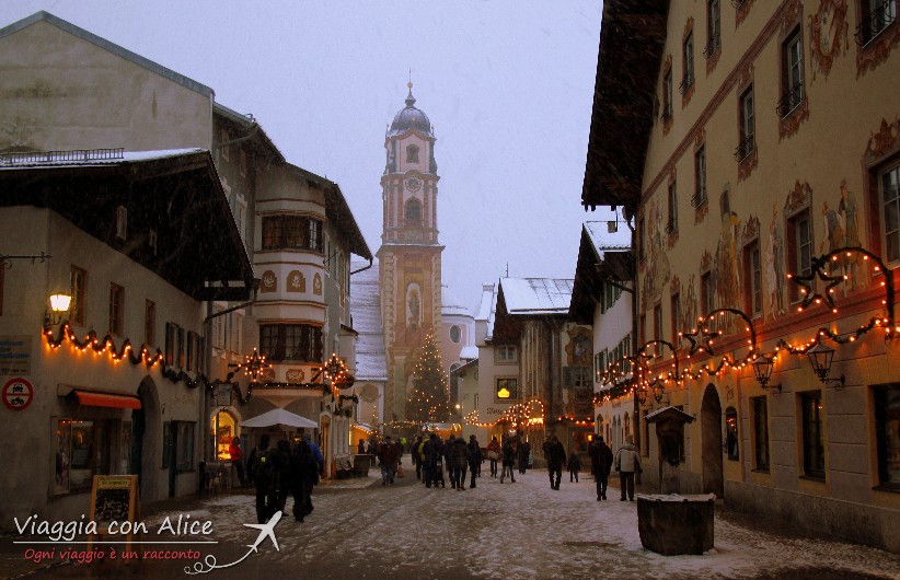 Il piccolo borgo tedesco di Mittenwald, famoso per l'arte liutaia, è invaso da una magica nevicata