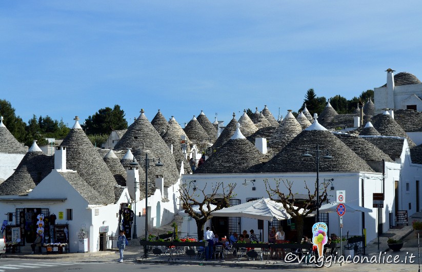 veduta sui trulli del rione monti di alberobello