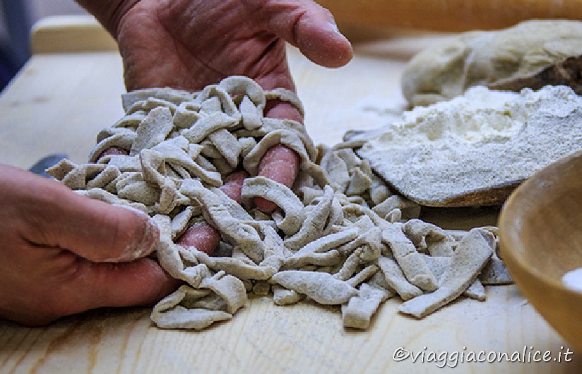 preparazione dei pizzoccheri della Valtellina