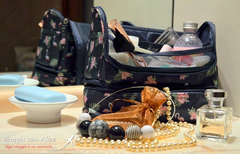 beauty case da viaggio per portare con sè tutto l'occorrente per la cura della persona
