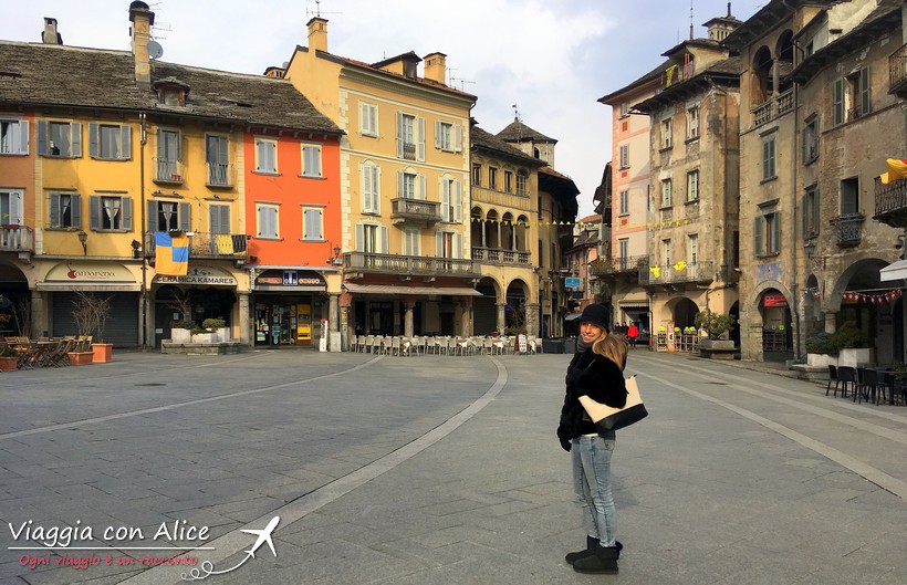 le debuttanti in Piazza Mercato a Domodossola nel cuore della Val d'Ossola