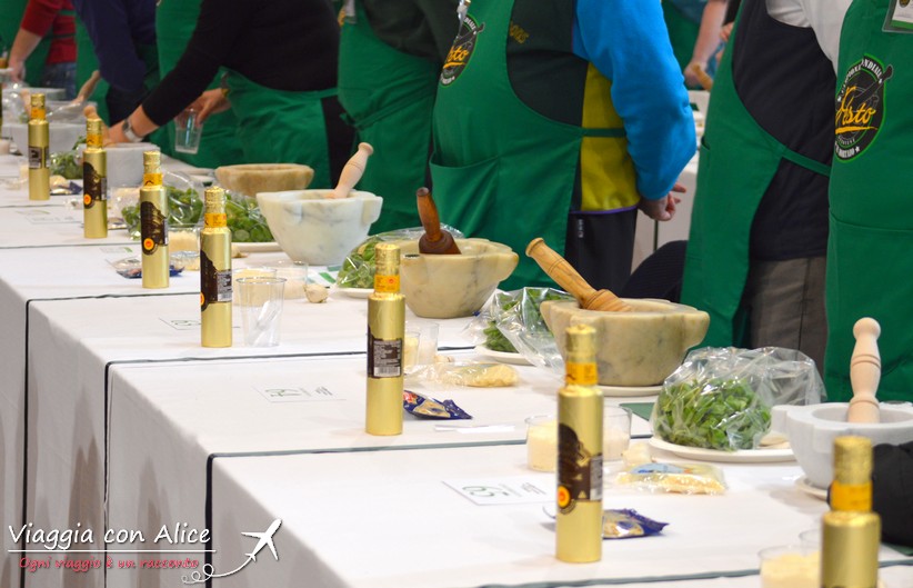 100 concorrenti al Campionato Mondiale di Pesto Genovese al Mortaio