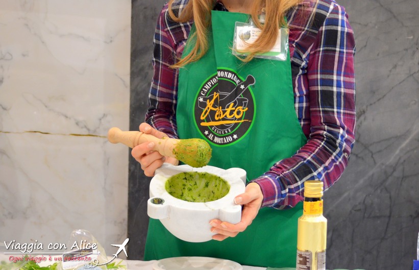 Eccomi al lavoro per preparare il pesto alla genovese al mortaio