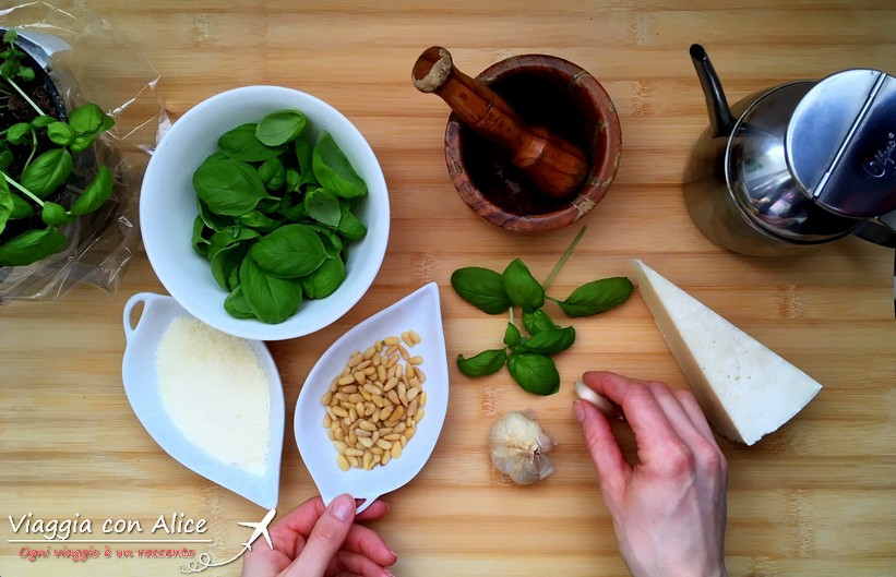 Ingredienti genuini per preparare il pesto genovese