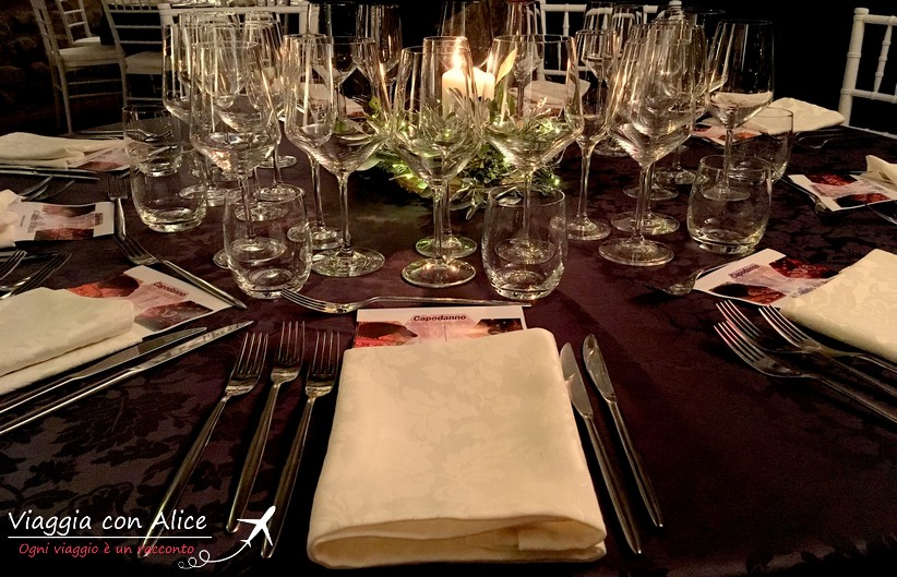 La sala del convivio è pronta per ospitare gli ospiti per il cenone di Capodanno