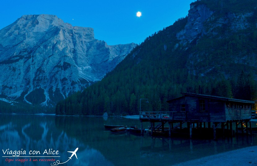 lago di braies by night